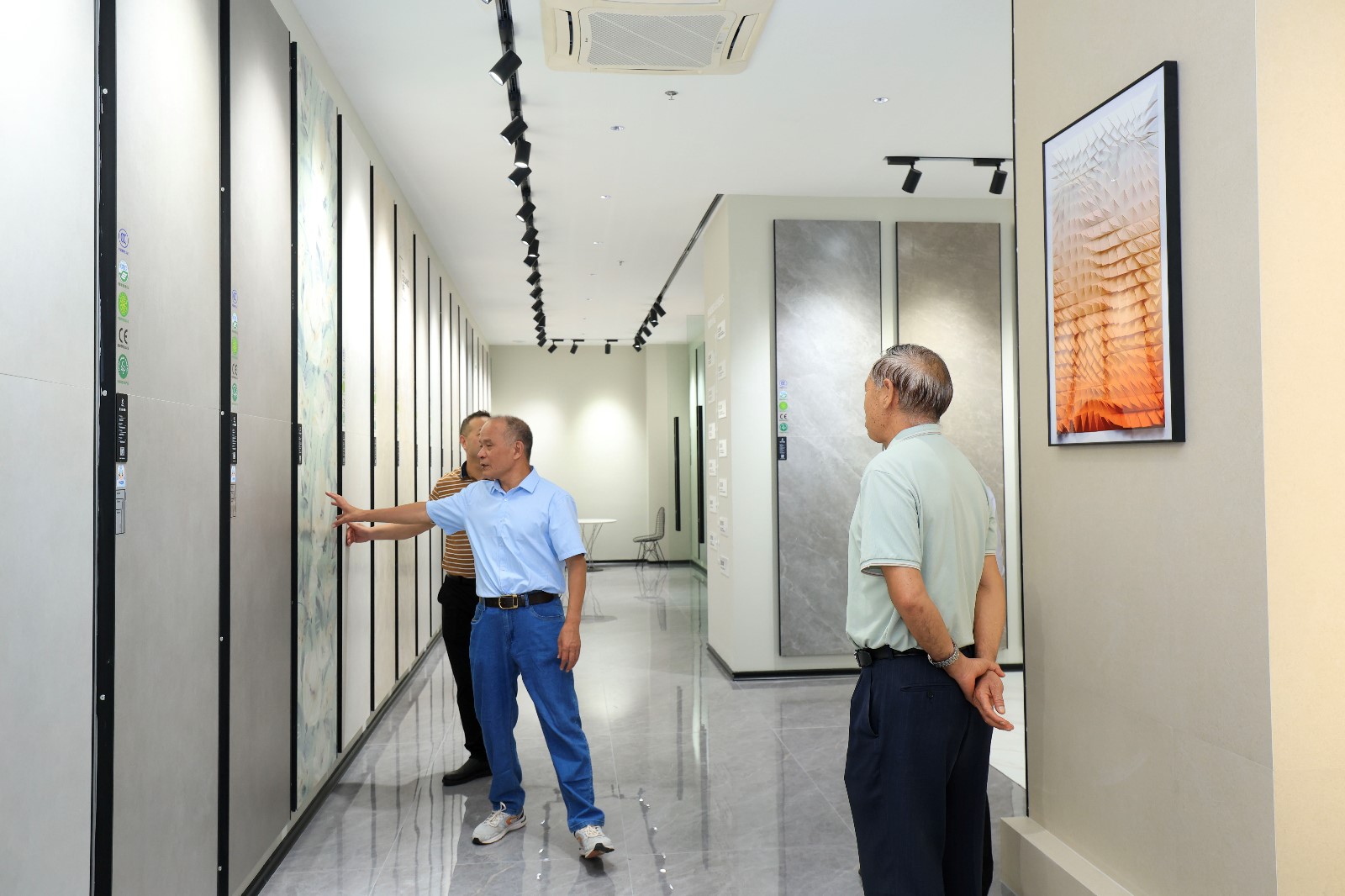 参观展厅5.jpg 参观展厅5.jpg