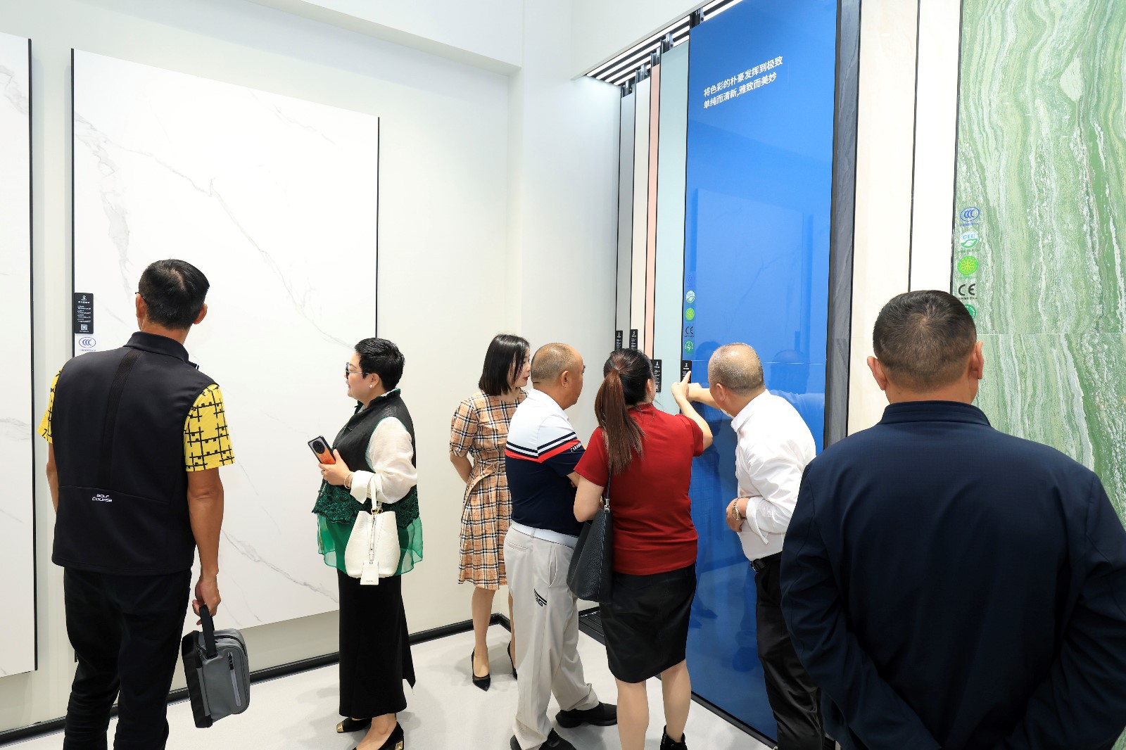 参观展厅2.jpg 参观展厅2.jpg